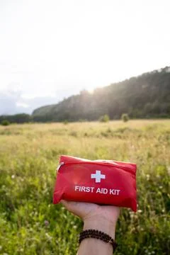A First Aid Kit Ready for Immediate Use in a Scenic Outdoor Setting Surroun.. Foto stock