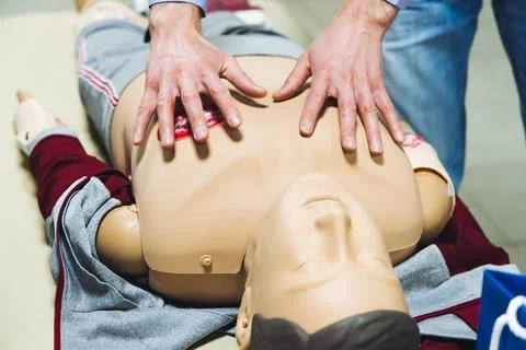 First aid training course with dummy, CPR emergency reanimation procedure o.. Stockfoto's