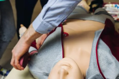 First aid training course with dummy, CPR emergency reanimation procedure o.. Foto stock