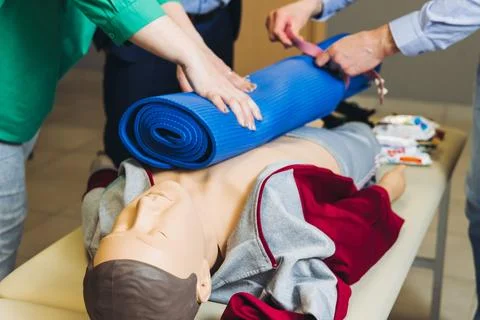First aid training course with dummy, CPR emergency reanimation procedure o.. Foto stock