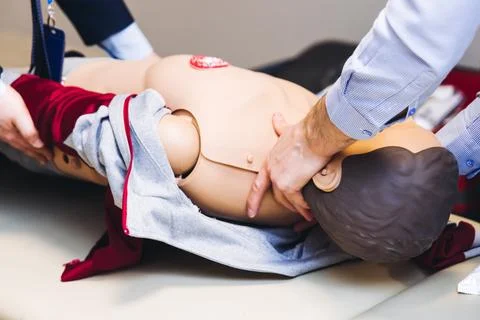First aid training course with dummy, CPR emergency reanimation procedure o.. Foto stock