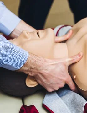 First aid training course with dummy, CPR emergency reanimation procedure o.. Foto stock