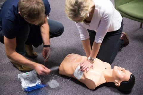 First Aid Training. Defibrillator CPR Practice CPR training medical proced... Foto stock