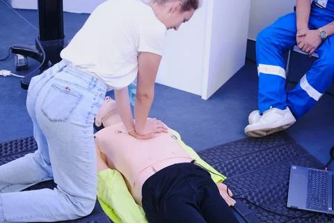 First aid training. Paramedic hand doing first aid to a mannequin patient -.. Foto stock
