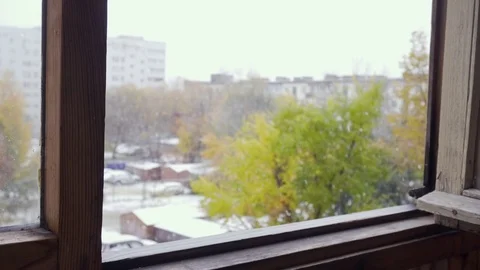The first autumn snow of the year. Winter is slowly approaching. Vídeo Stock 117279341