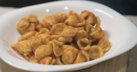First course of orecchiette with sauce, a typical Apulian dish Video stock 162814179