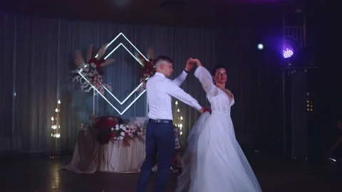 The first dance of the groom with the bride at the wedding banquet Stock Footage 209461599