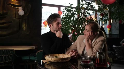 First date in an Asian restaurant 库存影片 170556177