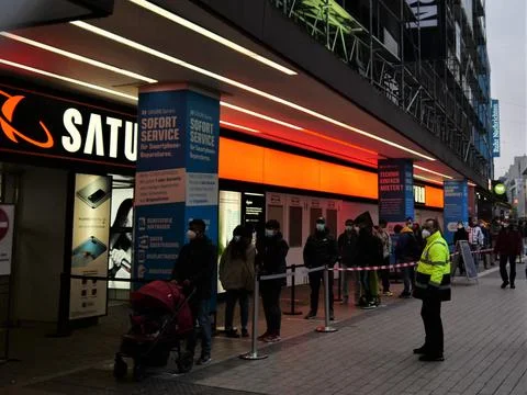 First day after the lock down where controlled shopping is allowed again Foto stock