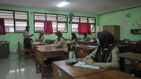 FIRST DAY STUDENT LEARNING FROM CLASS IN COVID ERA. NEWS VALUE Video stock 151823353