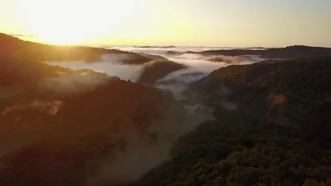 The first daylight appears over the horizon at the mountains, West Virginia 스톡 동영상 81772791