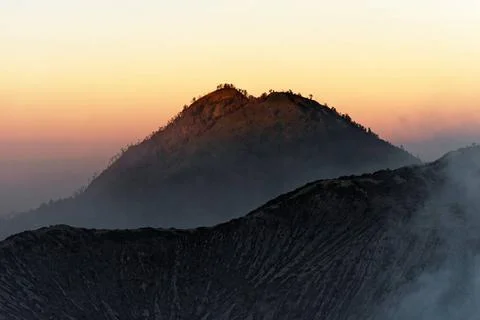 First daylight at the volcano Ijen First daylight at the active volcano Ij... Stock-Fotos