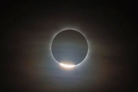 The first diamond ring during the total eclipse of the Sun. 库存照片