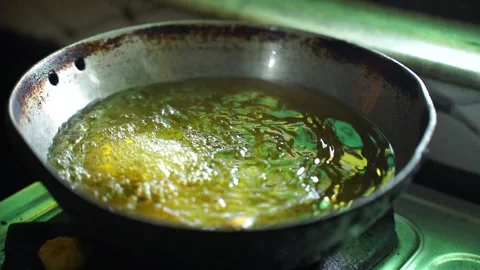 A first drop og pakora, Making a padoka or pakora by hand a young woman in .. 스톡 동영상 251673413