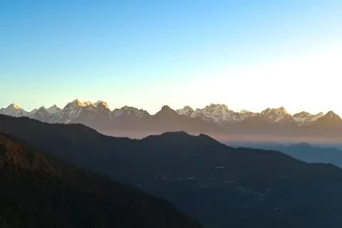 First glimpse of the Himalaya Mountain Range on the off-road ride from Kath.. Foto stock
