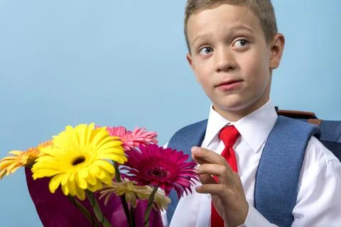 First grader with a backpack holds a bouquet of flowers Stock-Fotos
