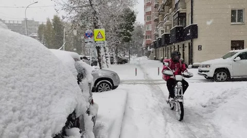 First heavy snowfall hit the city streets. Stock Footage 318729758