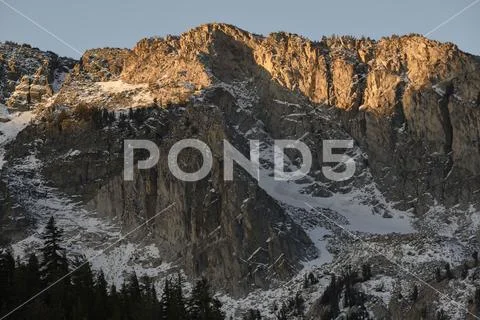 First light on the peaks above Mary Lake, Sierra Nevada Range, California Stock Photos