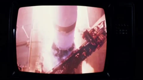 First Man on the Moon, Apollo 11 Launch and Moon Landing Footage on Retro TV. 스톡 동영상 154182977