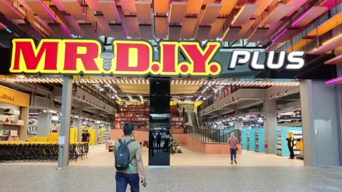 First MR D.I.Y Plus is open in Mid Valley Megamall ,Kuala Lumpur Malaysia. 库存影片 195773704