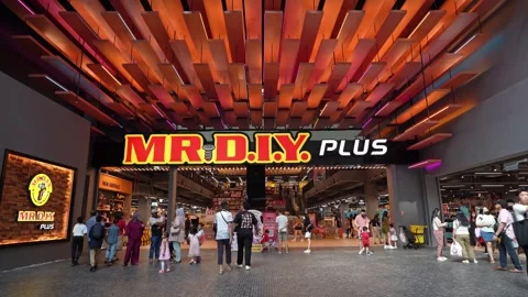 First MR D.I.Y Plus is open in Mid Valley Megamall Malaysia 库存影片 262632065