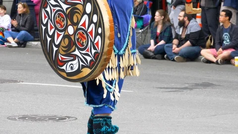 First Nations Native Aboriginal Decorated Drum Traditional Indian People Costume Stockbeeldmateriaal 98958274