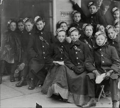First Night Messenger Boy Queue. London Messenger Boys Who Were Engaged To Keep  Stock Photos