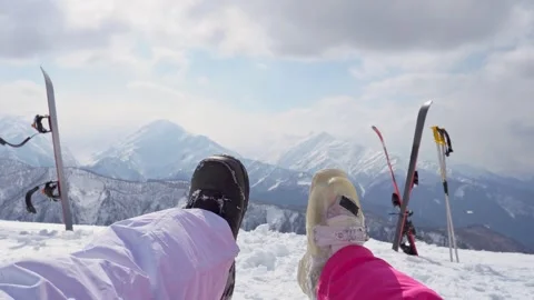 First-person point of view looking at legs, boots of skier snowboarder sitt.. Vídeos de archivo 342130399