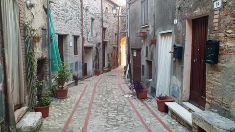 First person view of alley in Penna in Teverina old town Видео 279908053