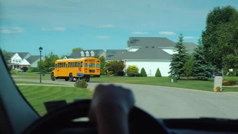 First person view driving car through quiet suburban residential neighborho.. Видео 334543118