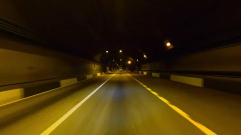 A first-person view from inside a car driving through an underground tunnel in 库存影片 330468466