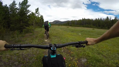 First Person View Of Man Mountain Biking With A Friend On Backcountry Trail Vidéo 115065214