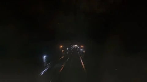 First person view riding the Paris Métro through a dark tunnel 库存影片 337165735