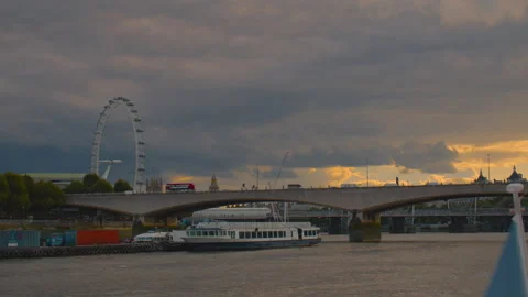 First person view of sailing on Thames river towards a bridge 스톡 동영상 321612250