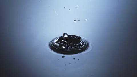 The first rain drop. Super slow motion showing pillar and ripples 2000fps Stockbeeldmateriaal 300906021