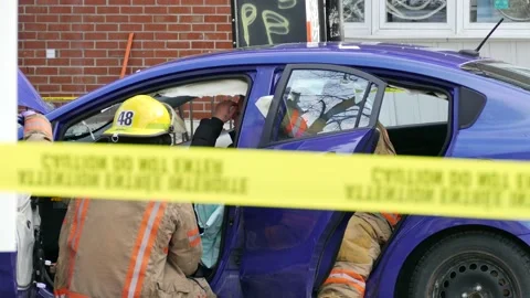 First responder stabilizing car accident victim Stock Footage 139654685