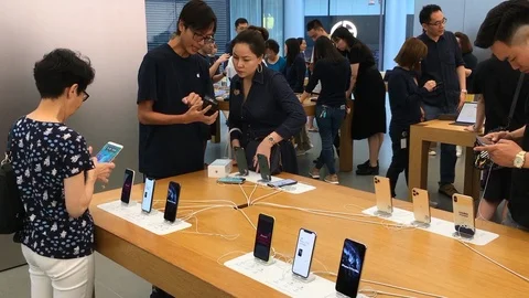 First sales of iPhone 11 Pro in Hong Kong Stock Footage 116875043