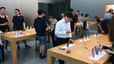 First sales of iPhone 11 Pro in Hong Kong Stock Footage 116876513