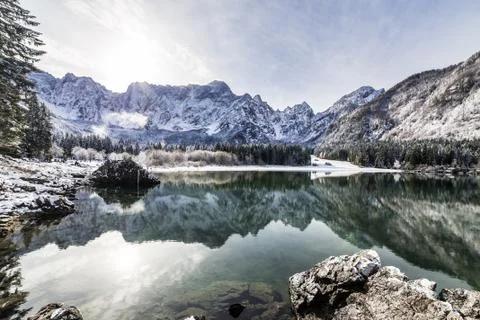 First snow at the mountain lake Foto stock