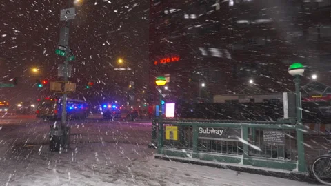 First snow storm on 2025 hits in New York City in the Night. Vídeo Stock 299475633