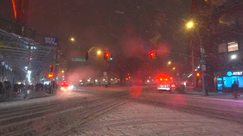 First snow storm on 2025 hits in New York City in the Night. Vídeo Stock 299486447