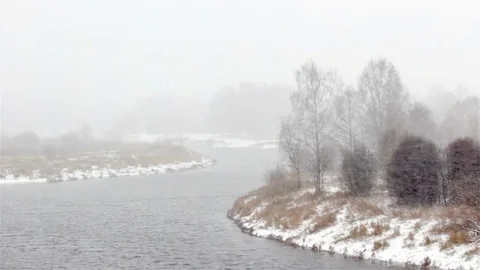 First snow in the village. Video stock 70900729