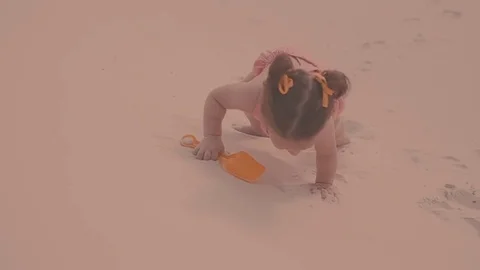 A first step of baby at the sand beach. A little girl walks the sand 库存影片 73909640