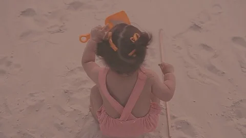 A first step of baby at the sand beach. A little girl walks the sand Vidéo 73909672