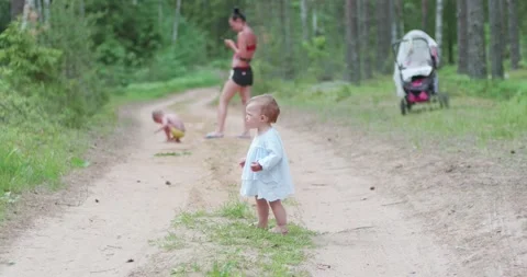 First steps along the forest sandy road Vidéo 137806315