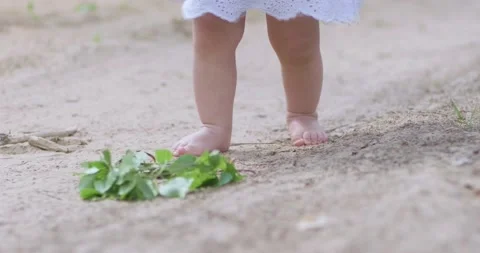 First steps along the forest sandy road 스톡 동영상 137906105