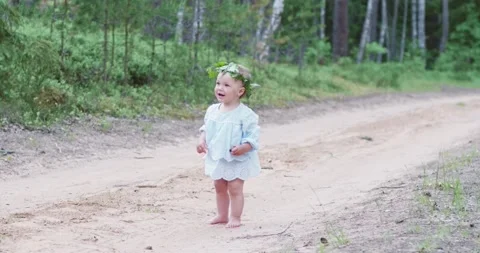 First steps along the forest sandy road 스톡 동영상 137906182