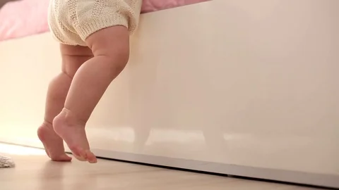 First steps of a child in his room with natural light 库存影片 107988732
