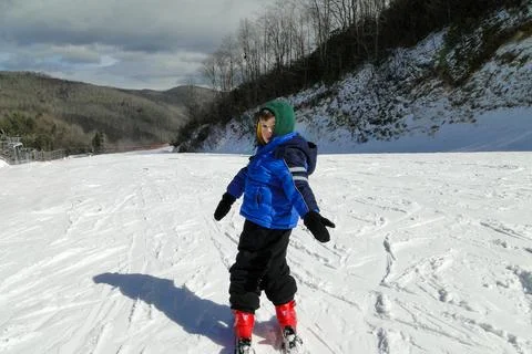 First Steps on the Slopes Foto stock