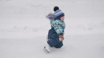 The first steps of a young child on skates. Boy on skates fell and could not Vidéo 85890008